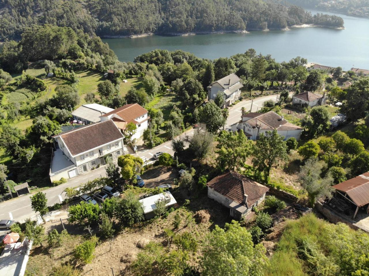 Residencial Do Rita Em Rio Caldo Geres